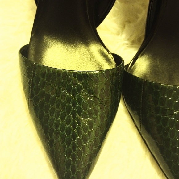 New with out tag Italian snake pattern European shoes with heal - Picture 3 of 4